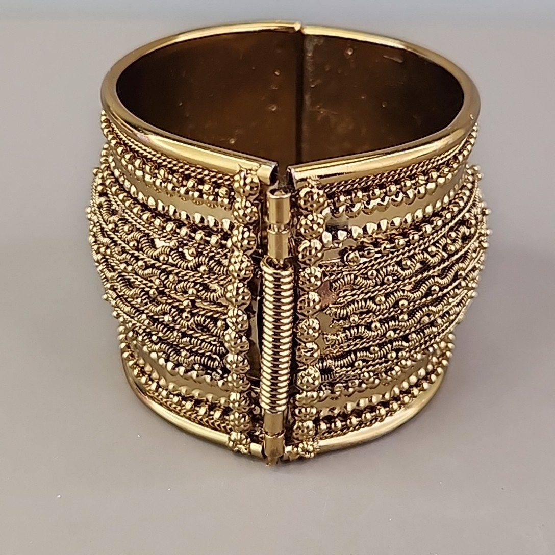 Vintage Wide Bangle Bracelet Hinged Gold Tone Wavy Texture Spring Loaded 6.75″