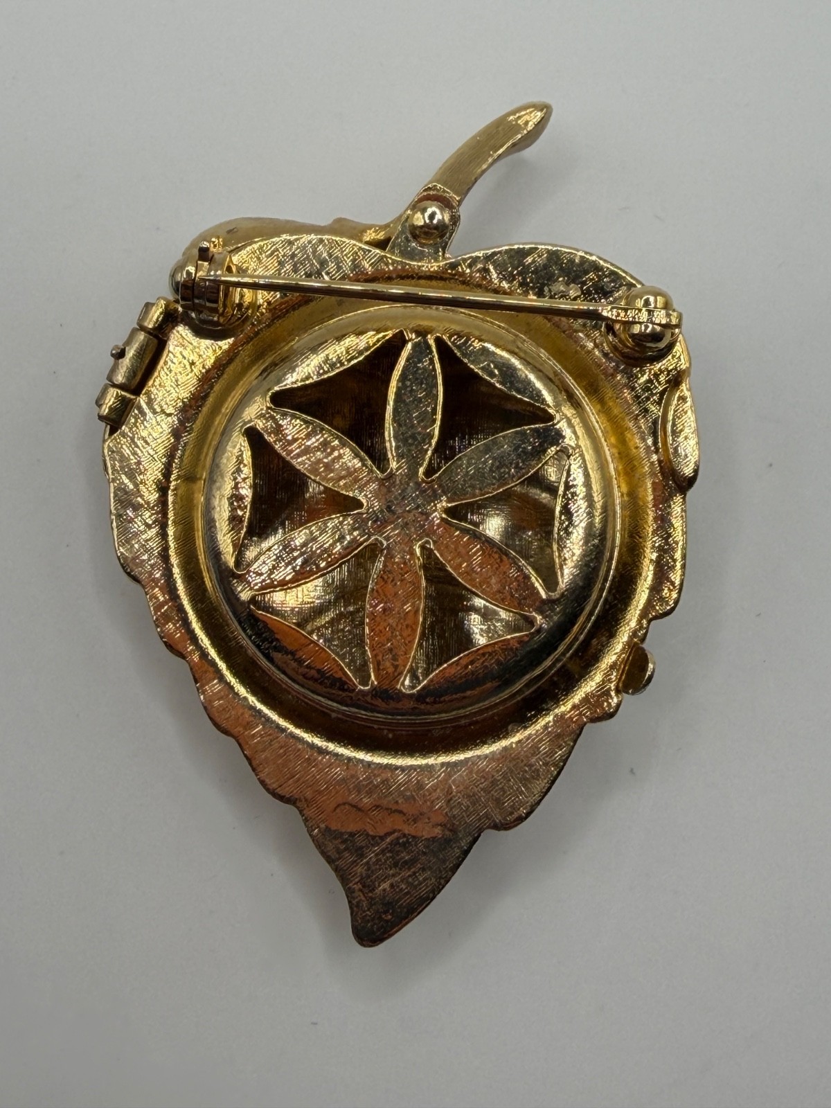 VINTAGE AVON PERFUME LOCKET BROOCH GOLD TONE LEAF