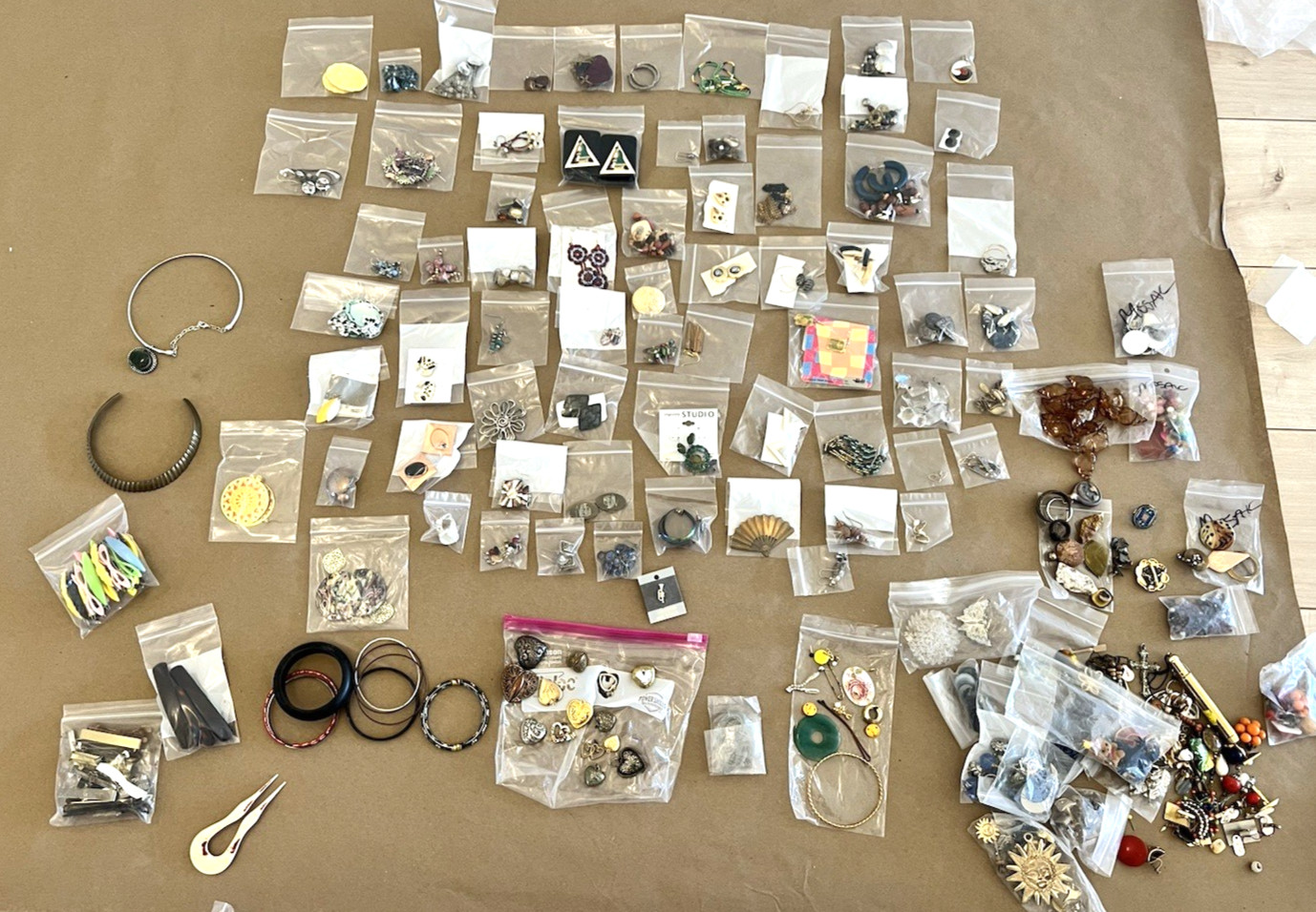 30lb LOT Vintage Jewelry Necklace Brooch Pendant Earrings Bracelet Costume Watch