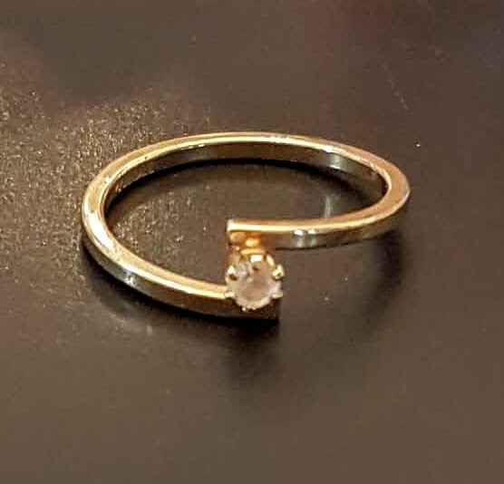Avon Crystal Birthstone Accent RING April size 7 Nickel Free Gold Plated 70s VTG