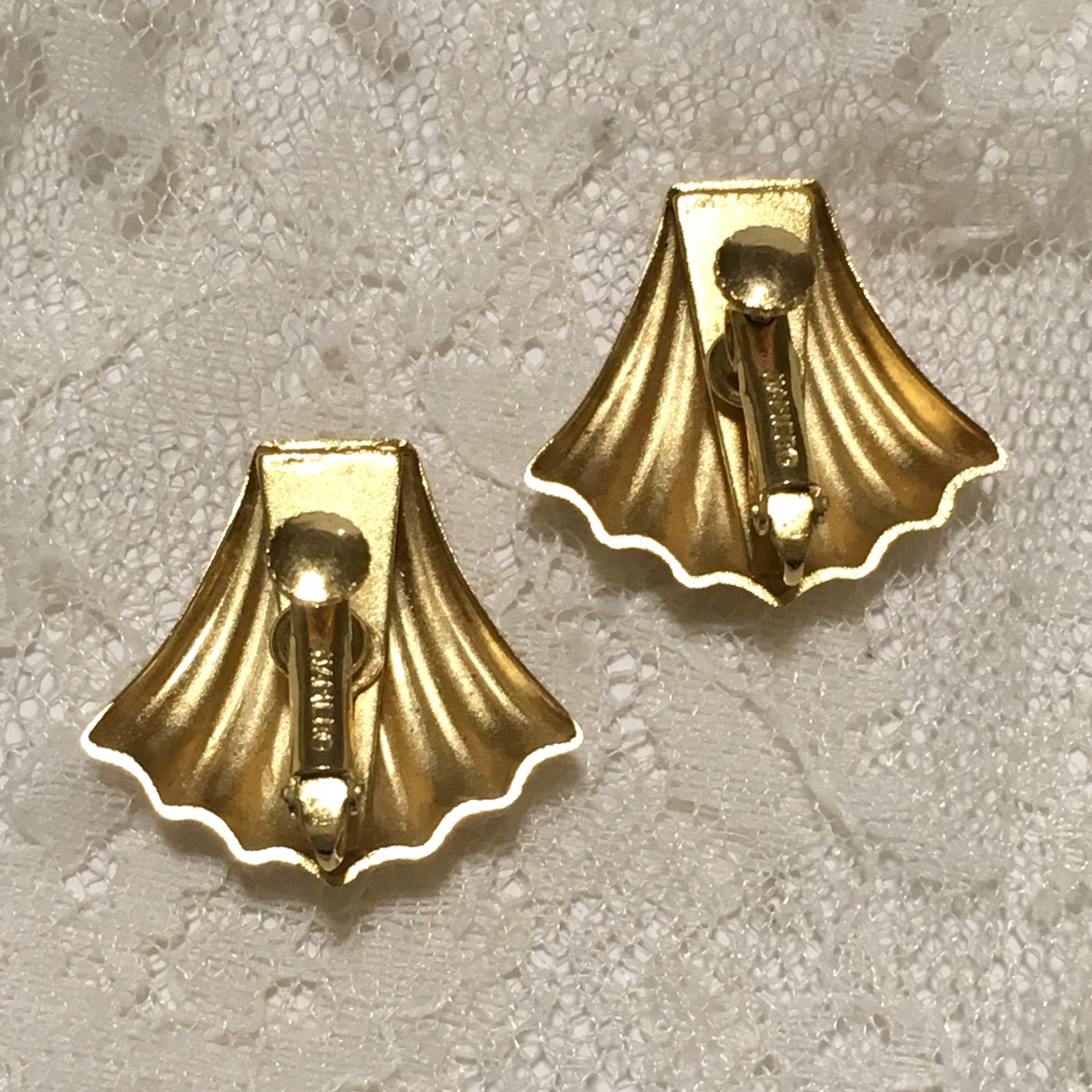Vintage Napier Shell Shape Screw Back Earrings Nautical Coastal Jewelry