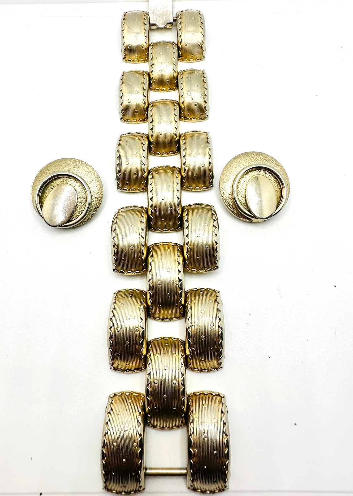 Lot VTG Chunky 1960’s Textured Brushed Gold Tone Dome Link Bracelet & Earrings