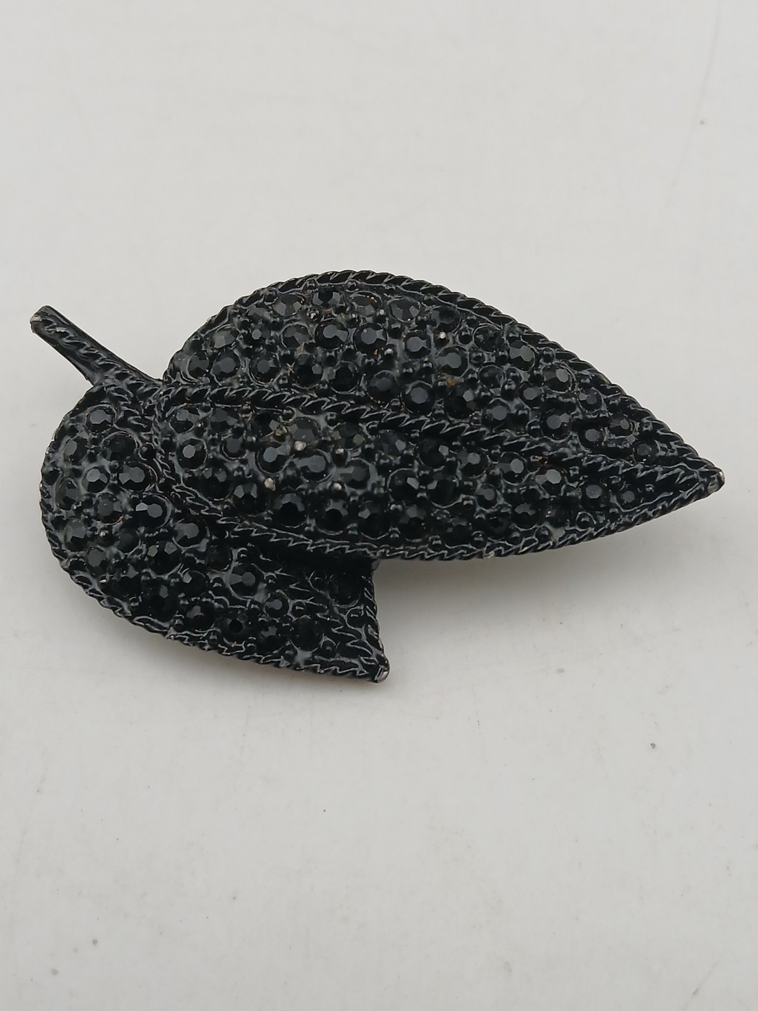 1960s double leaf pave black rhinestones japanned design brooch