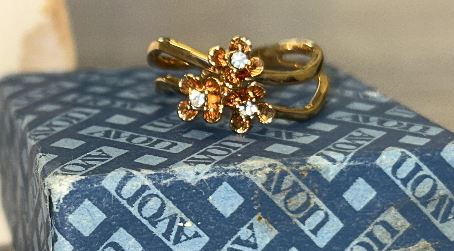 VTG AVON RING – “FLOWER BRIGHTS” GOLD TONE 3 FLOWERS W/ RHINESTONES Size 7