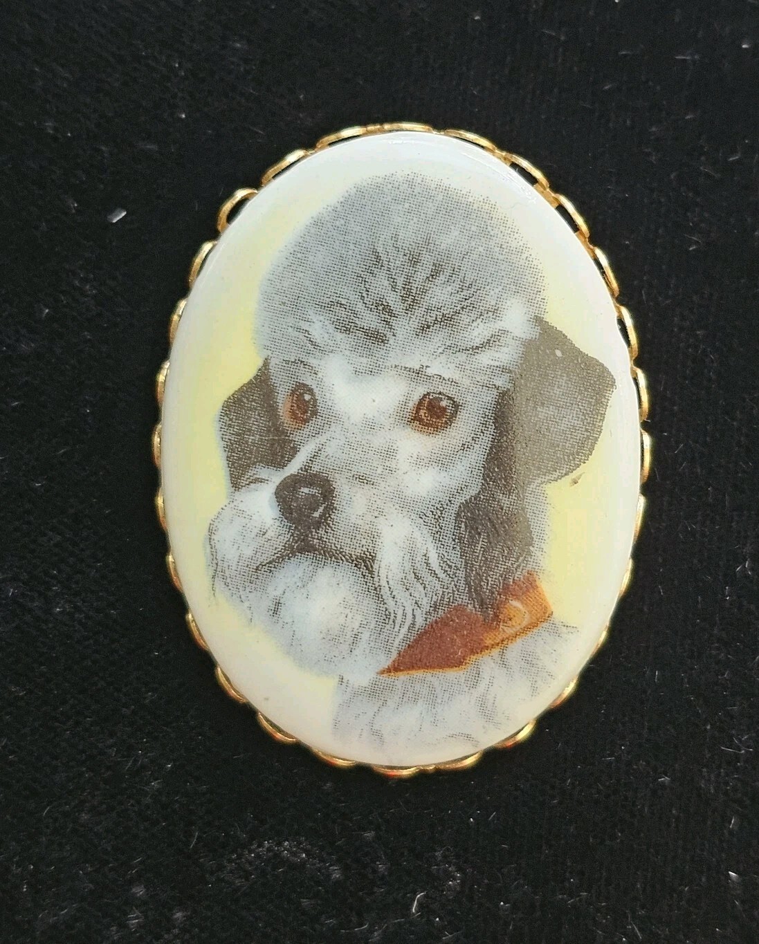 Vtg Porcelain Cameo Brooch Schnauzer Dog Pin 1.5″ Oval Goldtone Grey Dark Grey