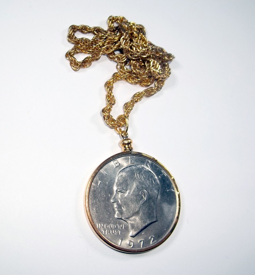 Vintage gold tone metal silver Eisenhower dollar coin bezel 24″chain no coin