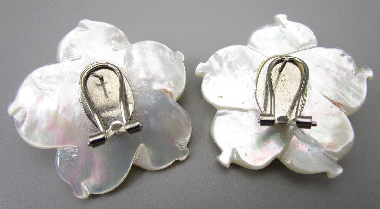 BEAUTIFUL LARGE 1 5/8″ CARVED MOTHER OF PEARL FLOWER CLIP ON EARRINGS