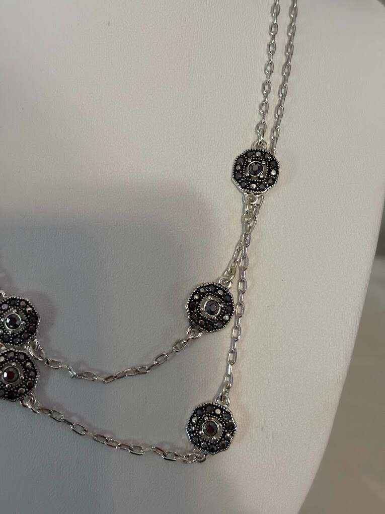 Beautiful Trifari Silver Tone Necklace (34″) for any occasion