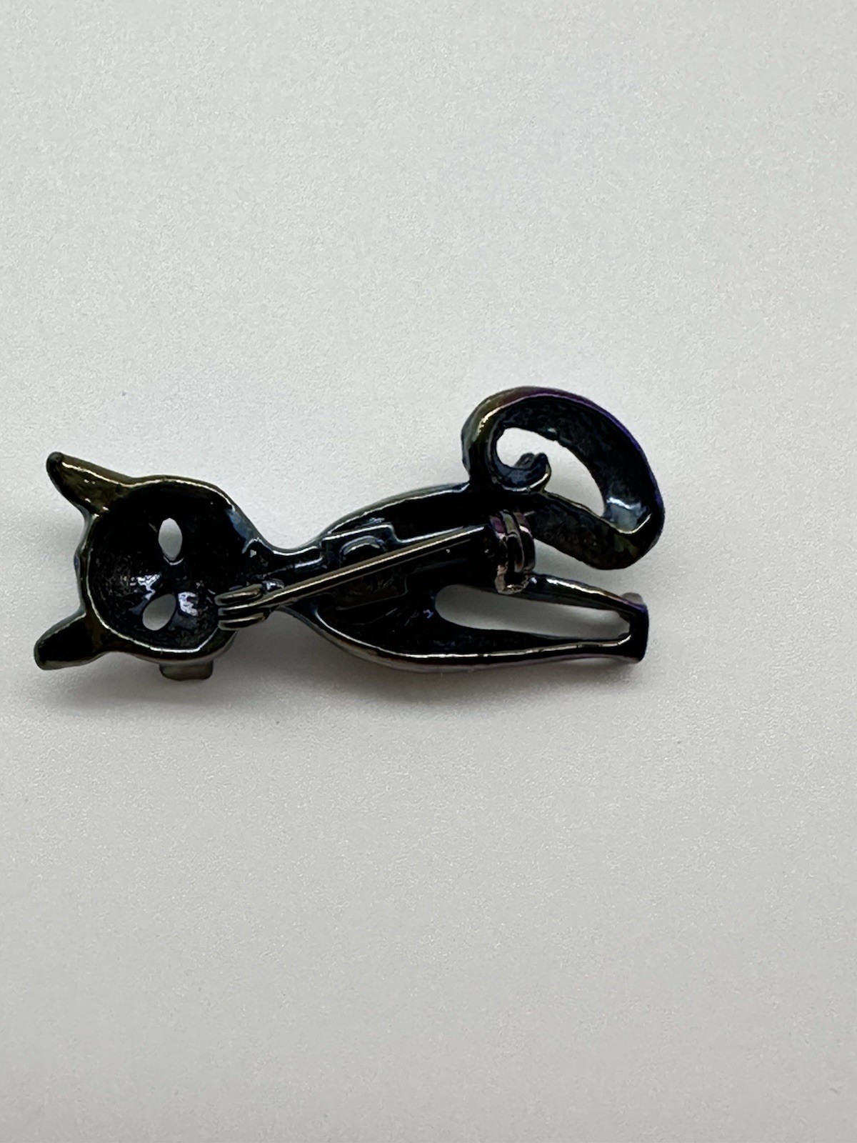EXCELLENT VTG. 70’s IRIDESCENT BLACK ENAMEL SITTING CAT FIGURAL BROOCH PIN