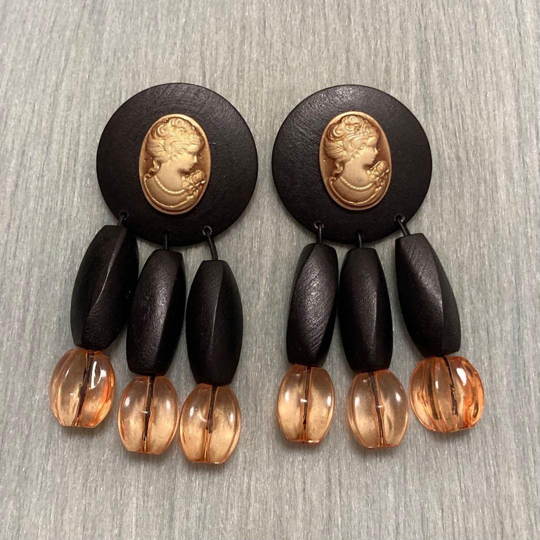 Cameo Motif Wood Volume Design Earrings