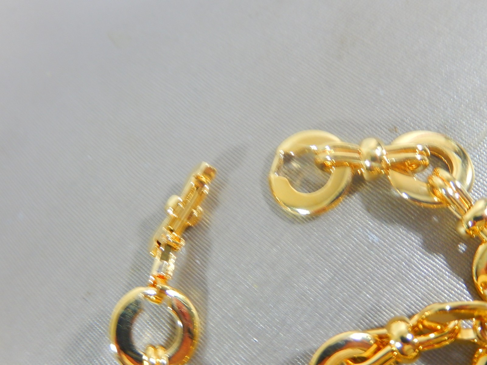 NEW OLD STOCK BETTER QUALITY CIRCLE & BOW LINK GT 25″ NECKLACE IN MINT CONDITION
