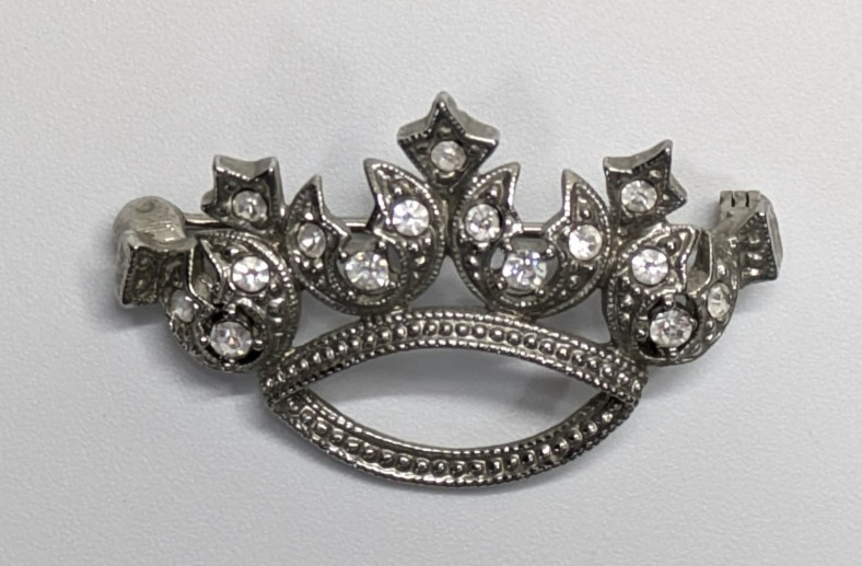 VTG Small 1 5/8″ x 1″ Textured Silver Tone Crown Rhinestone Brooch Pin