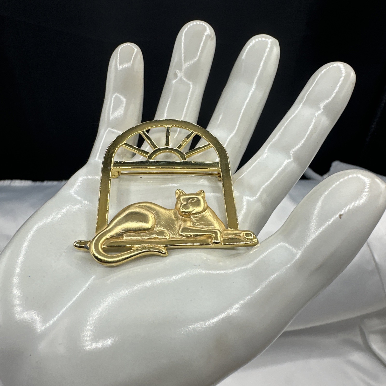Vintage JJ CAT ON THE WINDOW gold toned brooch. See pics. Signed.