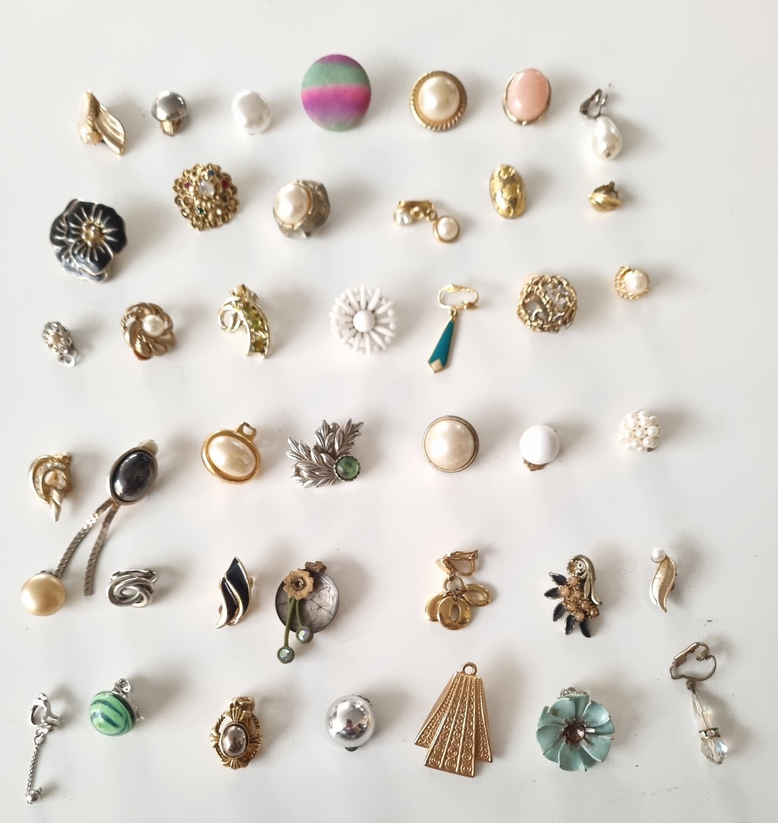 BULK LOT Of 36 SINGLE VINTAGE Clip On Odd Earrings Some Signed Barcs Etc #93