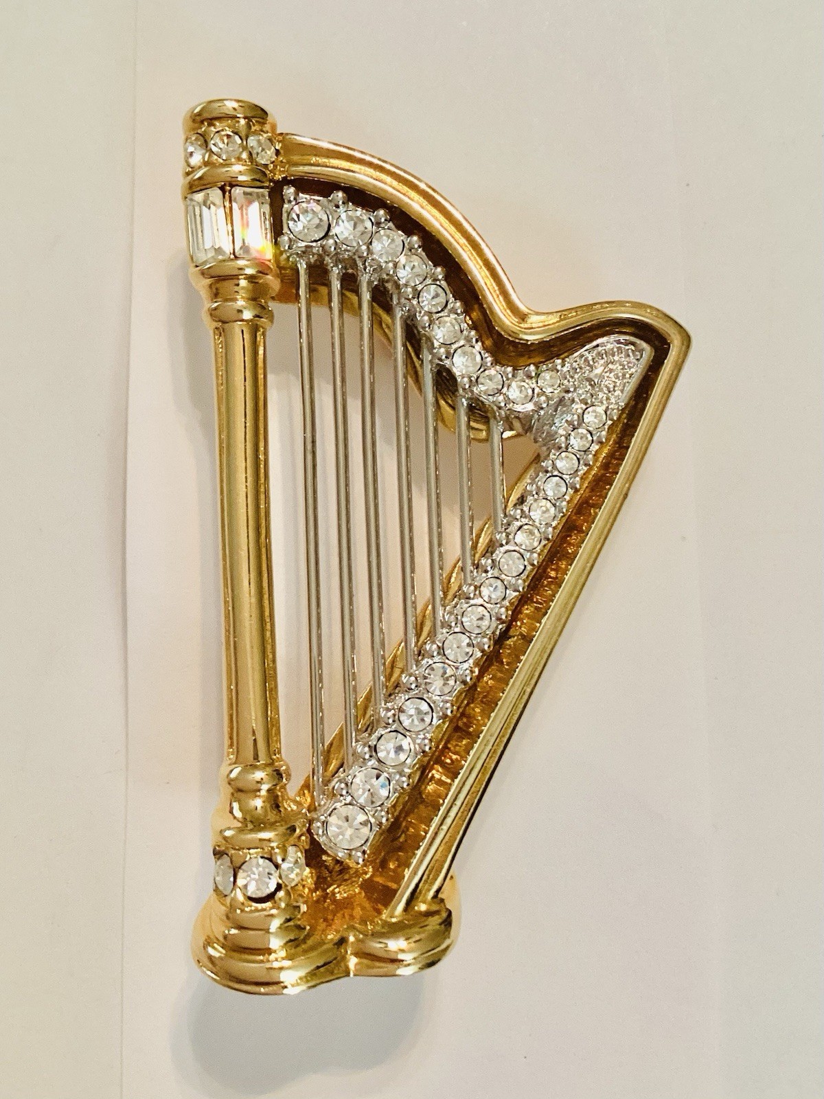 Swarovski Swan Signed Beautiful Gold Tone Crystal Rhinestone Harp Brooch 💛