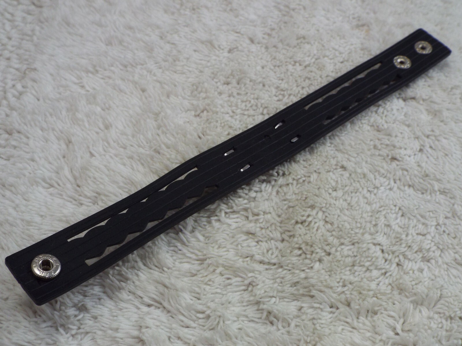 Black Vinyl Lizard Snap Strap Bracelet (A34)