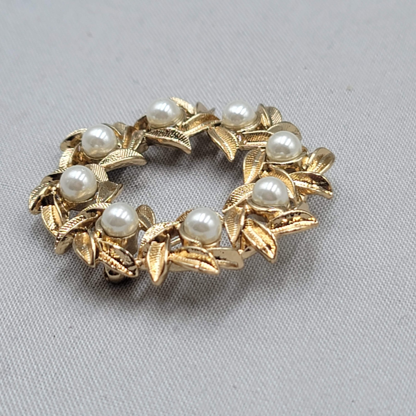 Vintage Avon Faux Pearl Wreath Brooch Gold tone 1 5/8″