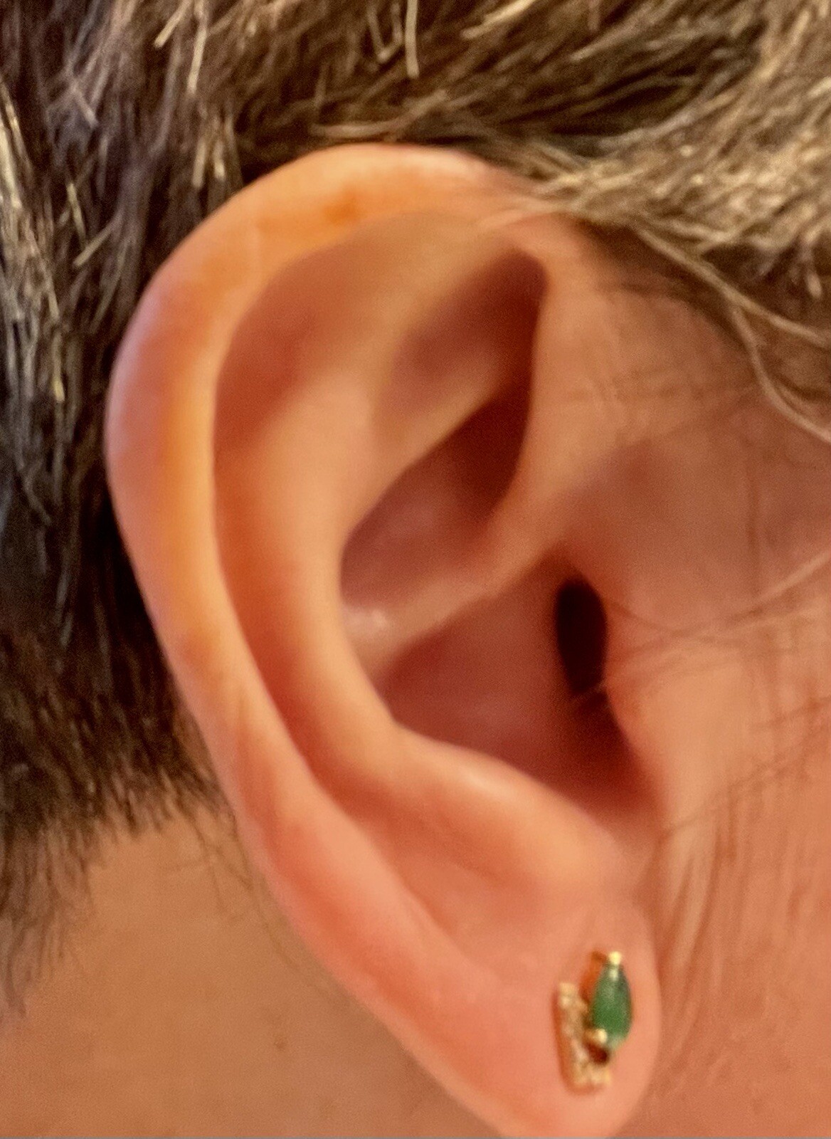 GIA certified a set omphacite jade & diamon worman’s ear ring. GIA 鉴定辉玉（墨翠）耳钉