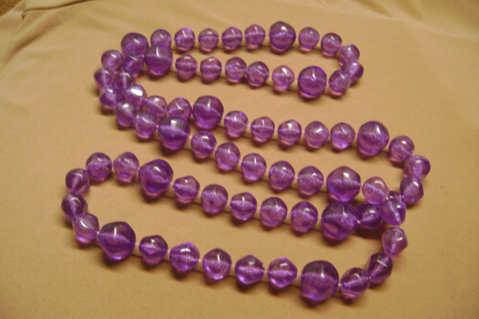 VINTAGE PURPLE LUCITE MULTIPLE SIZE BEADED OVER THE HEAD 36″ LENTH NECKLACE