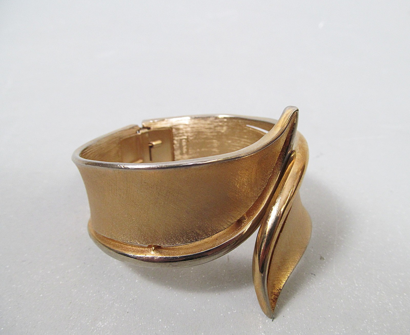 Vintage Crown Trifari Gold Tone Wrap Hinged Clamper Bracelet Leaf Style Signed