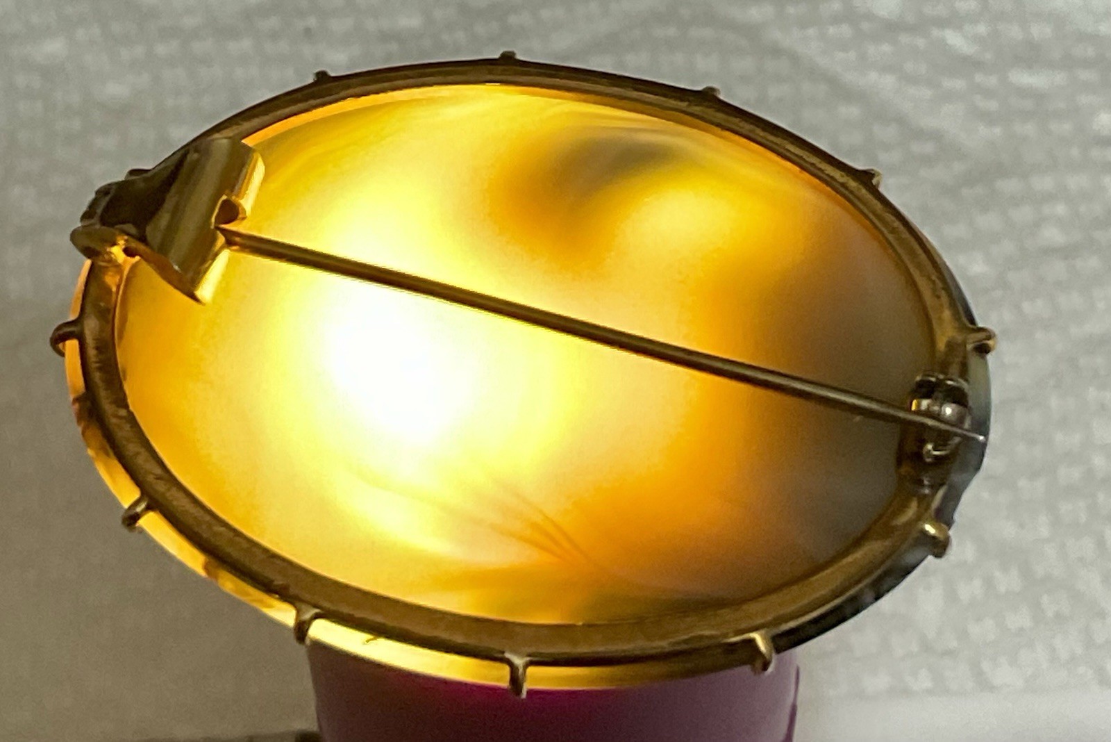 A Stunning 14K Yellow Gold Agate Brooch / Pendant. In Excellent Condition.