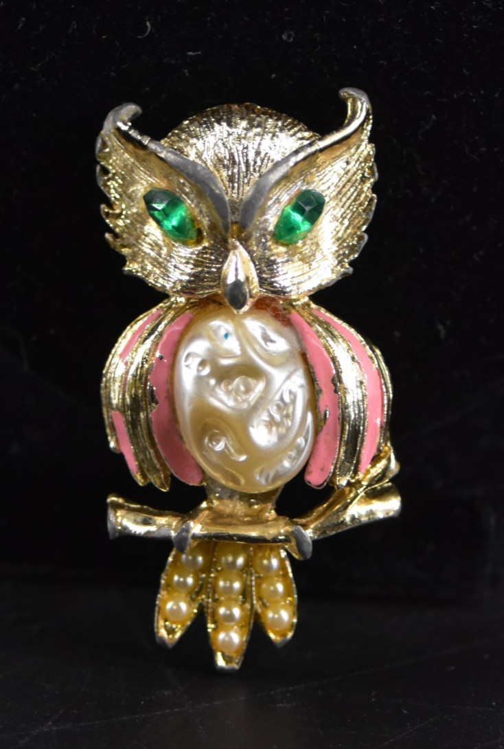 Vintage Green Eyes Owl Faux Pearl Rhinestone Enamel Gold Brooch 1.75″ Gold Tone