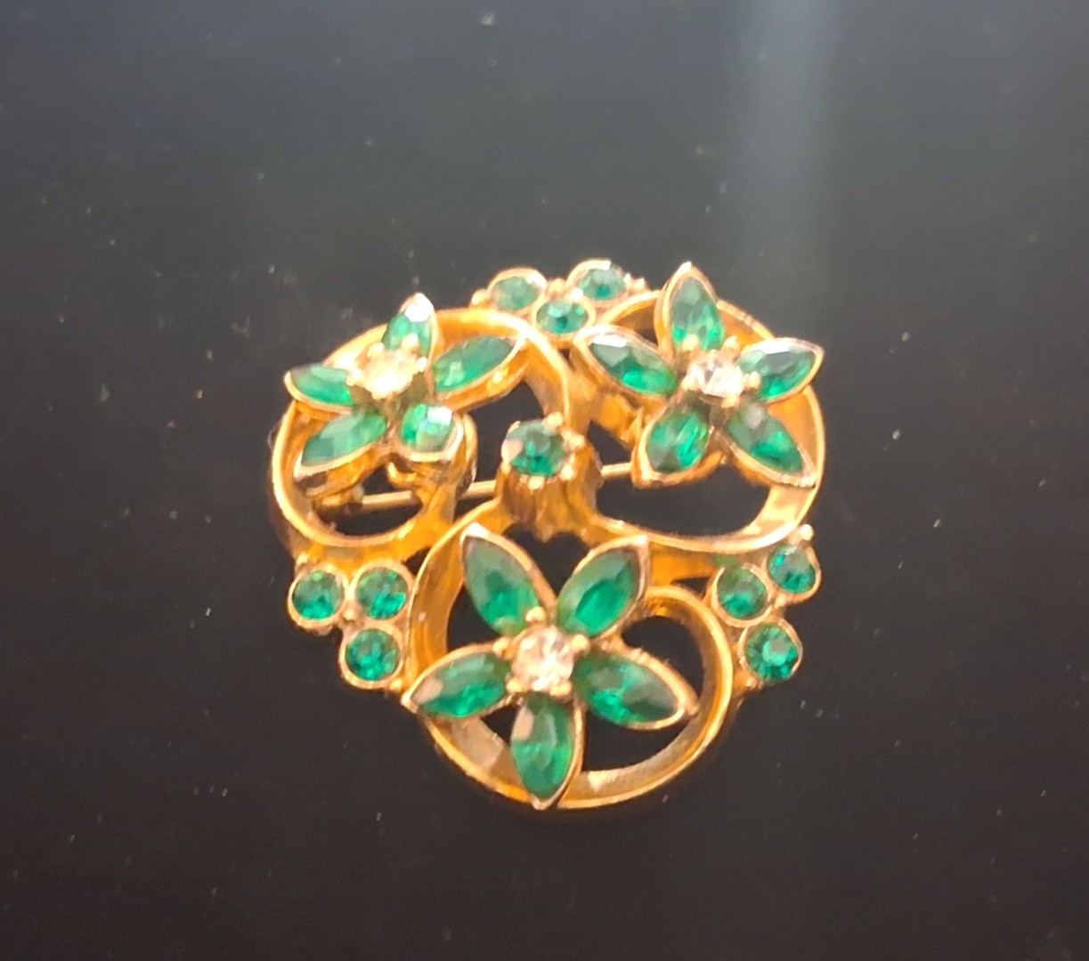 Rare Vintage Green Gold Tone Brooch Lapel Pin~Old Retro Estate Jewelry~1.25″
