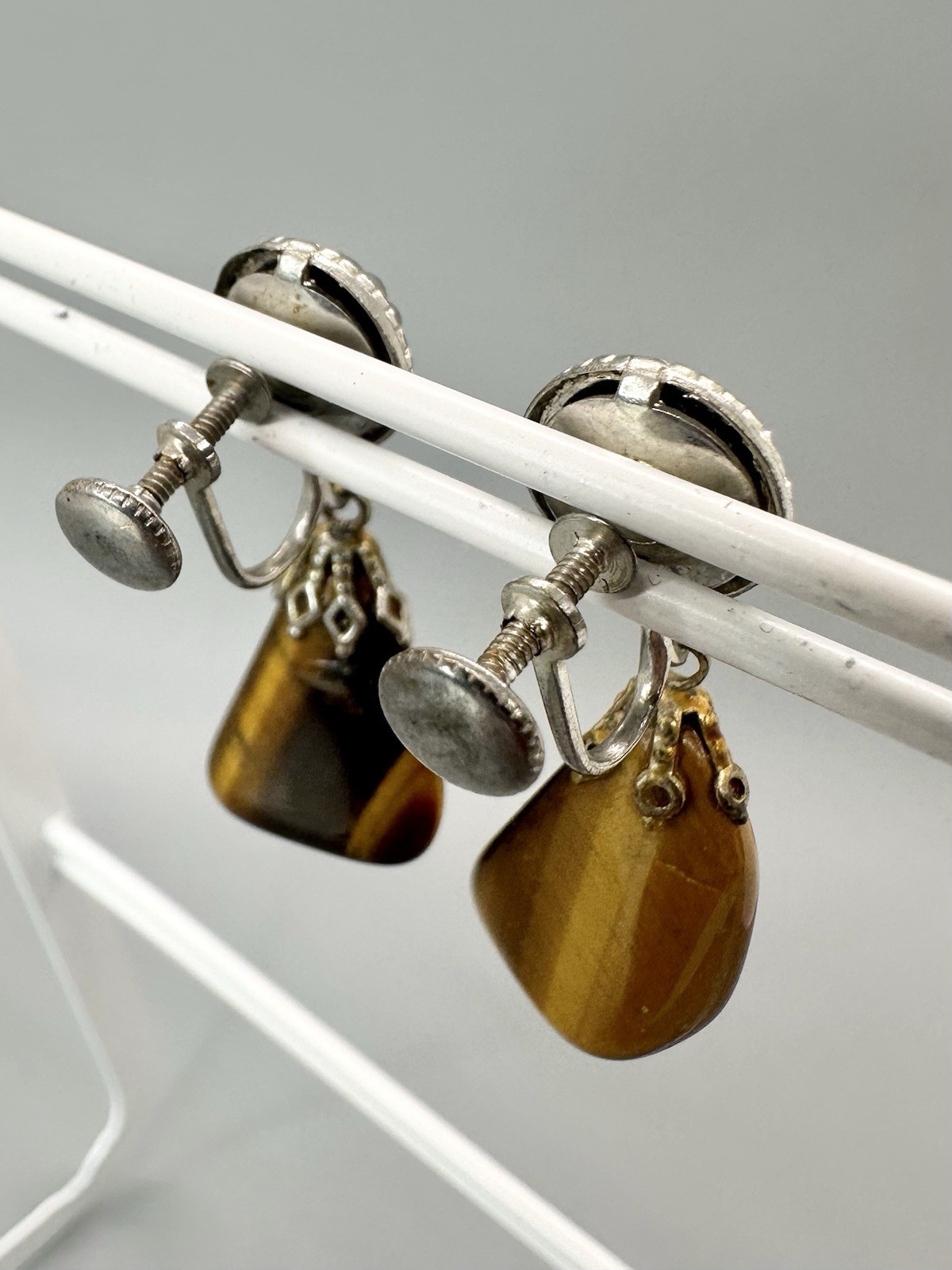 ⛎ Vintage Tiger Eye Dangle Screw Back Earrings Shell Top Gold Brown Stone Pair