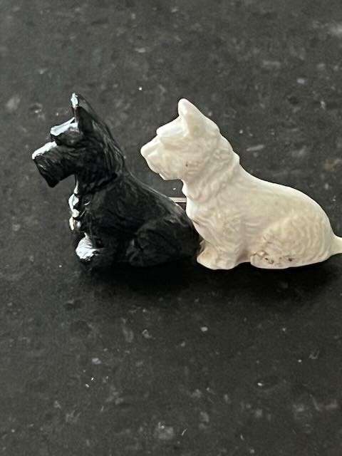 Vintage 2 SCOTTIE TERRIER DOGS *BLACK-WHITE *PIN-BROOCH *GREAT BRITAIN *C CLASP