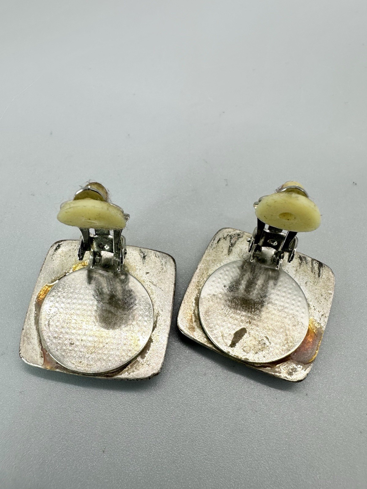 ⛎ Vintage Hammered Silver Tone Square Clip On Earrings Modernist 0.79″ Unsigned