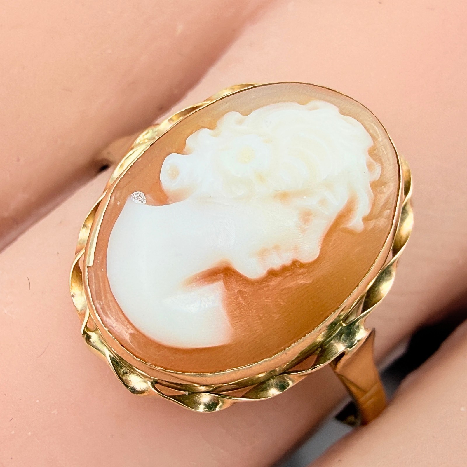 Opulent Marked 14k Yellow Gold Conch Relief Cameo Portraiture Ring Sz 9