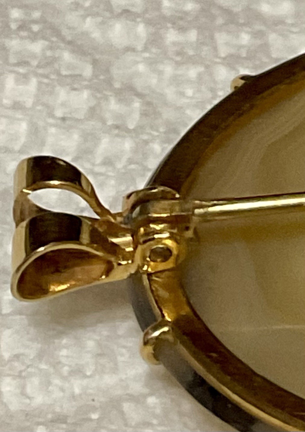 A Stunning 14K Yellow Gold Agate Brooch / Pendant. In Excellent Condition.