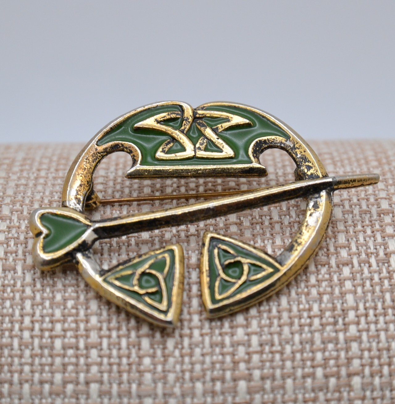 Green enamel & gold tone celtic brooch, mark unreadable FE39