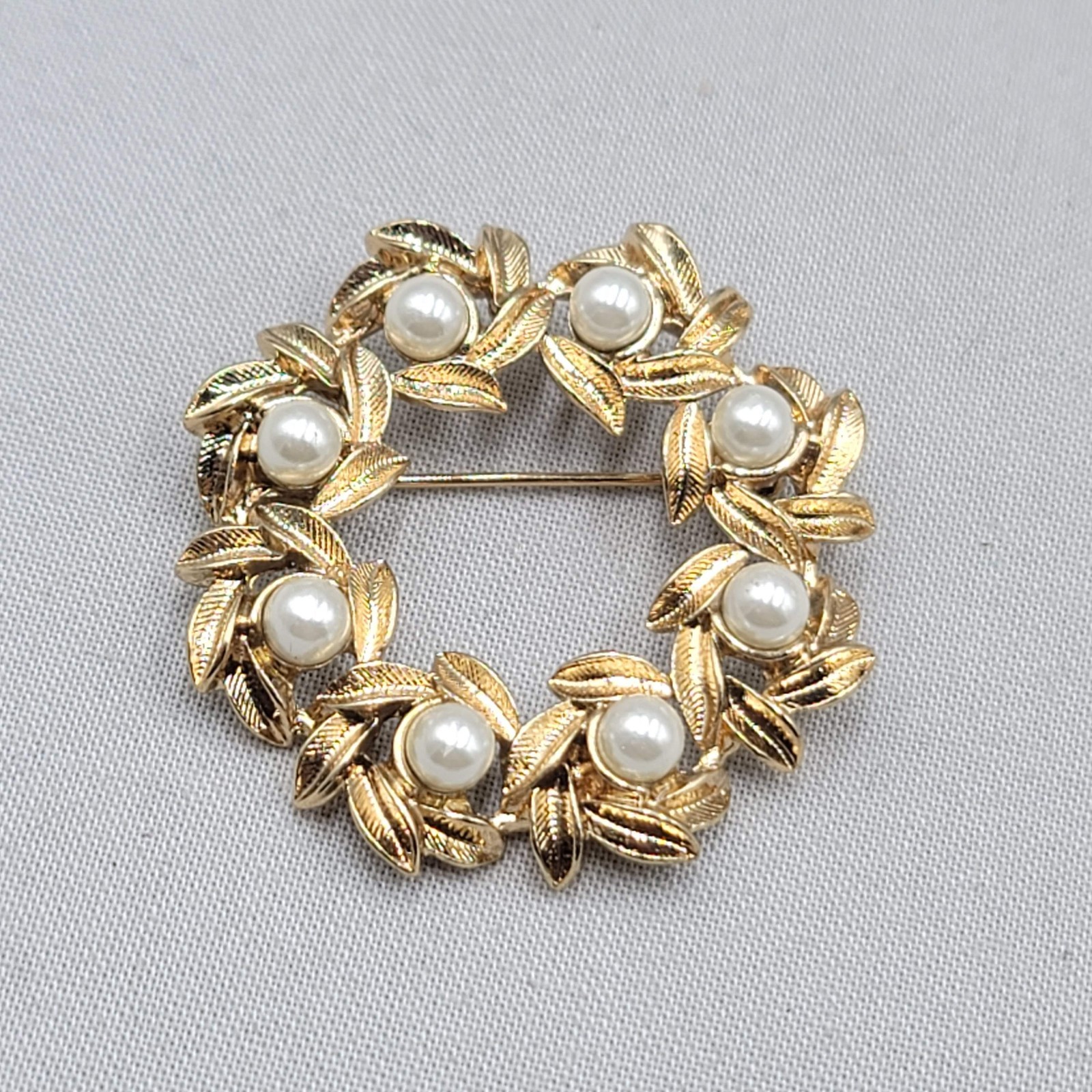 Vintage Avon Faux Pearl Wreath Brooch Gold tone 1 5/8″