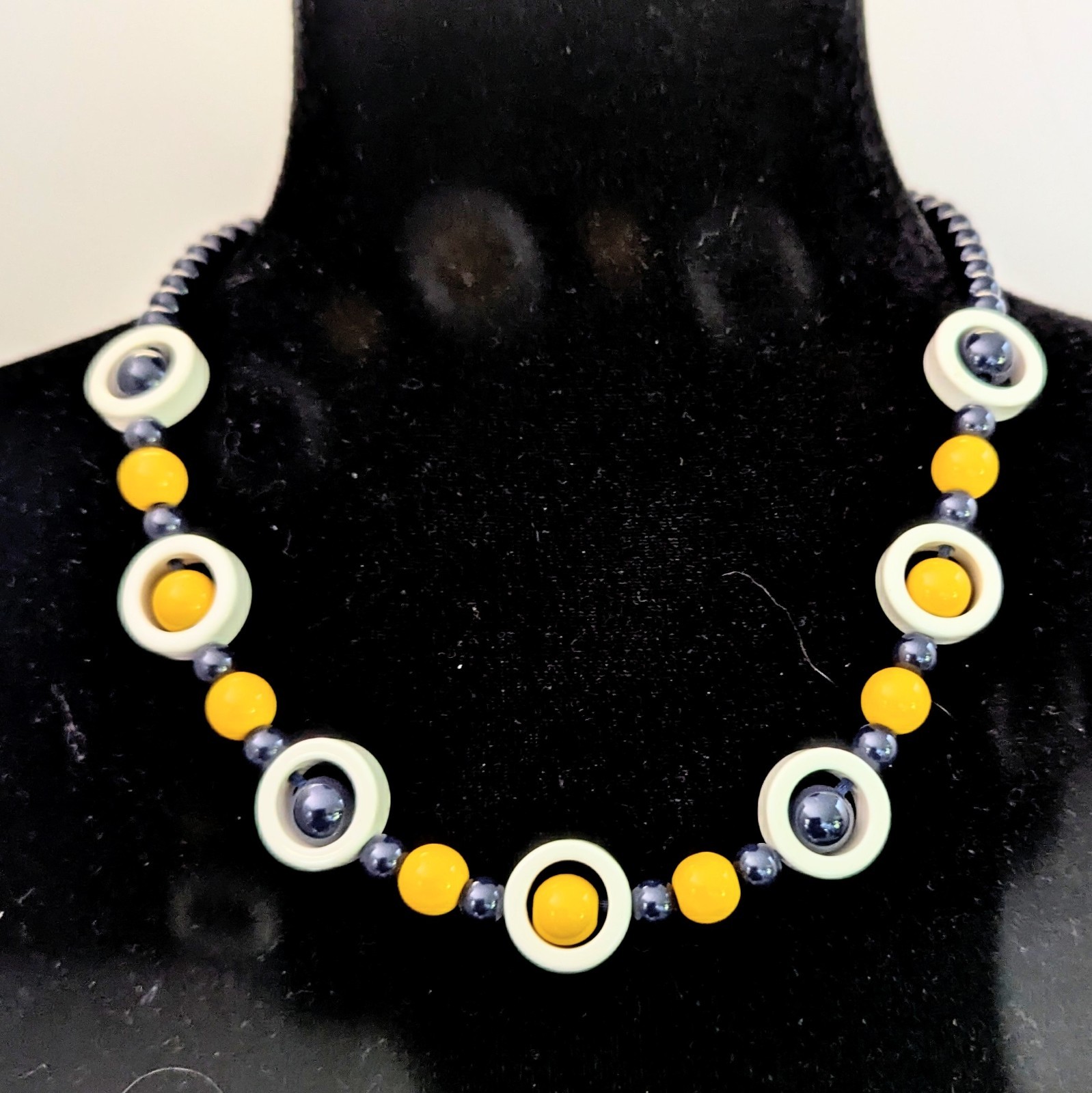 Vintage Retro Chunky Lucite Beaded Yellow Black & White Beads 20″