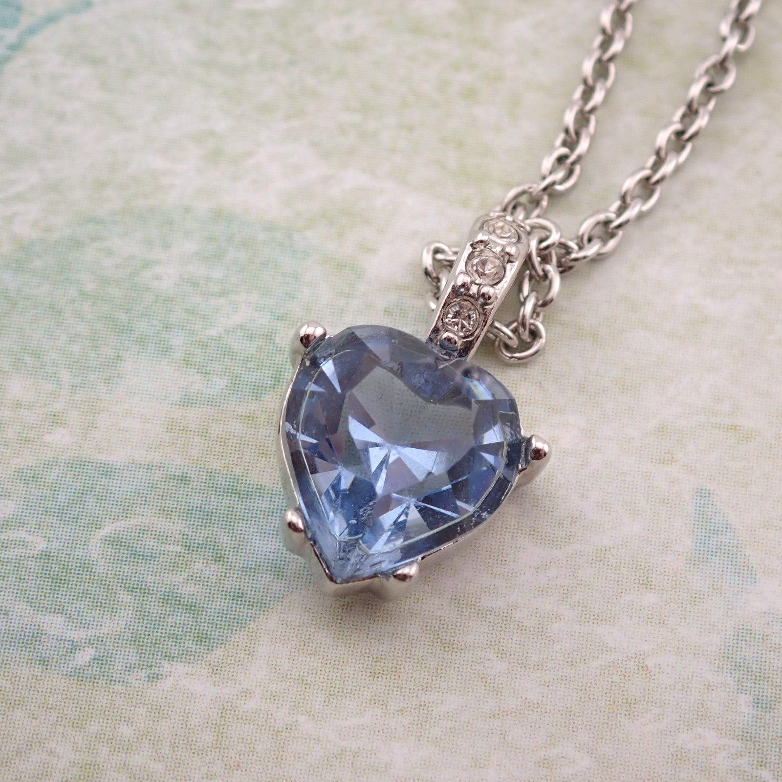 VTG Swarovski Swan Stamp Blue Crystal Heart Pendant 15 1/2″ Silver Tone Necklace