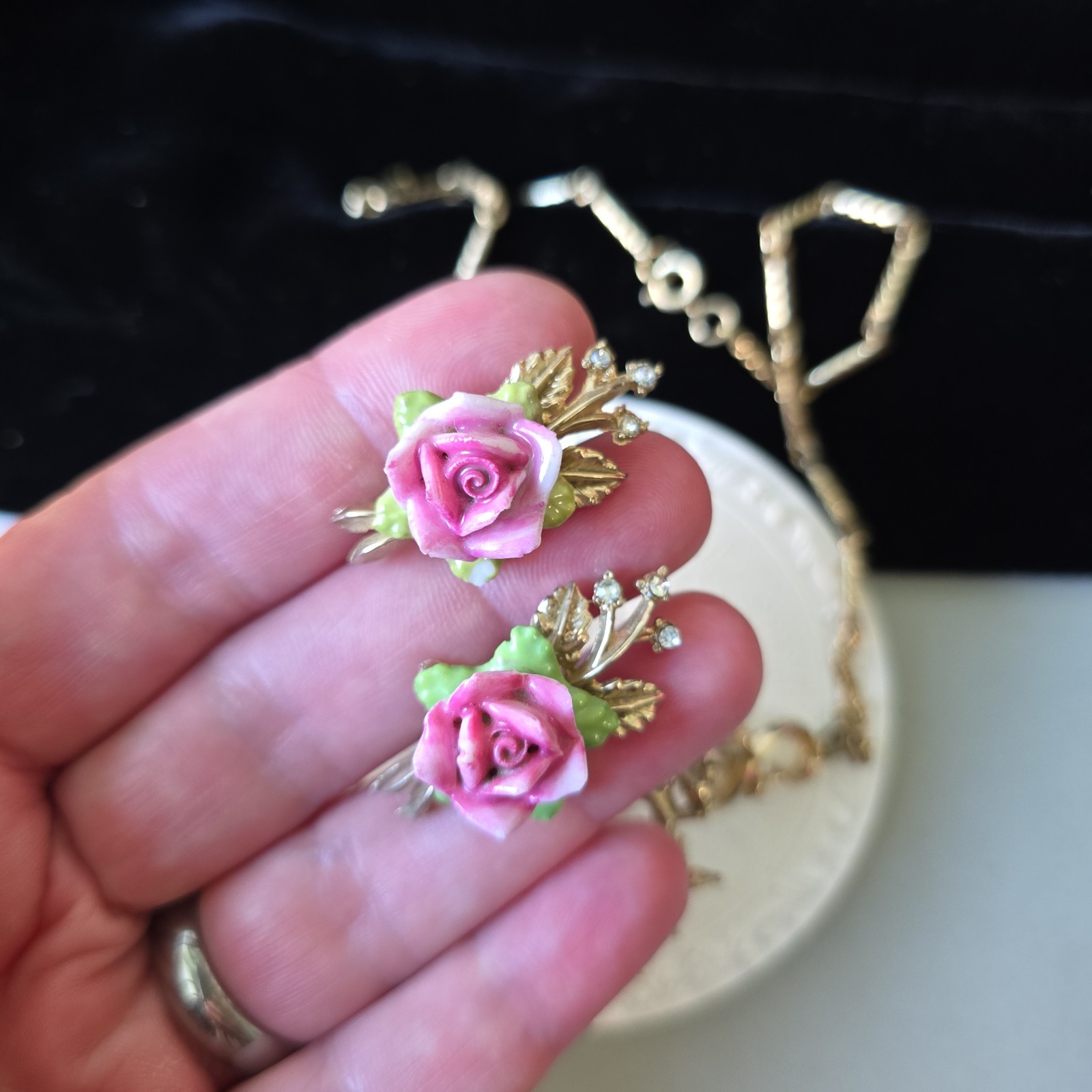 Vintage Coro Signed Ceramic Roses Accents Earrings Screw Back Necklace 18″L Set