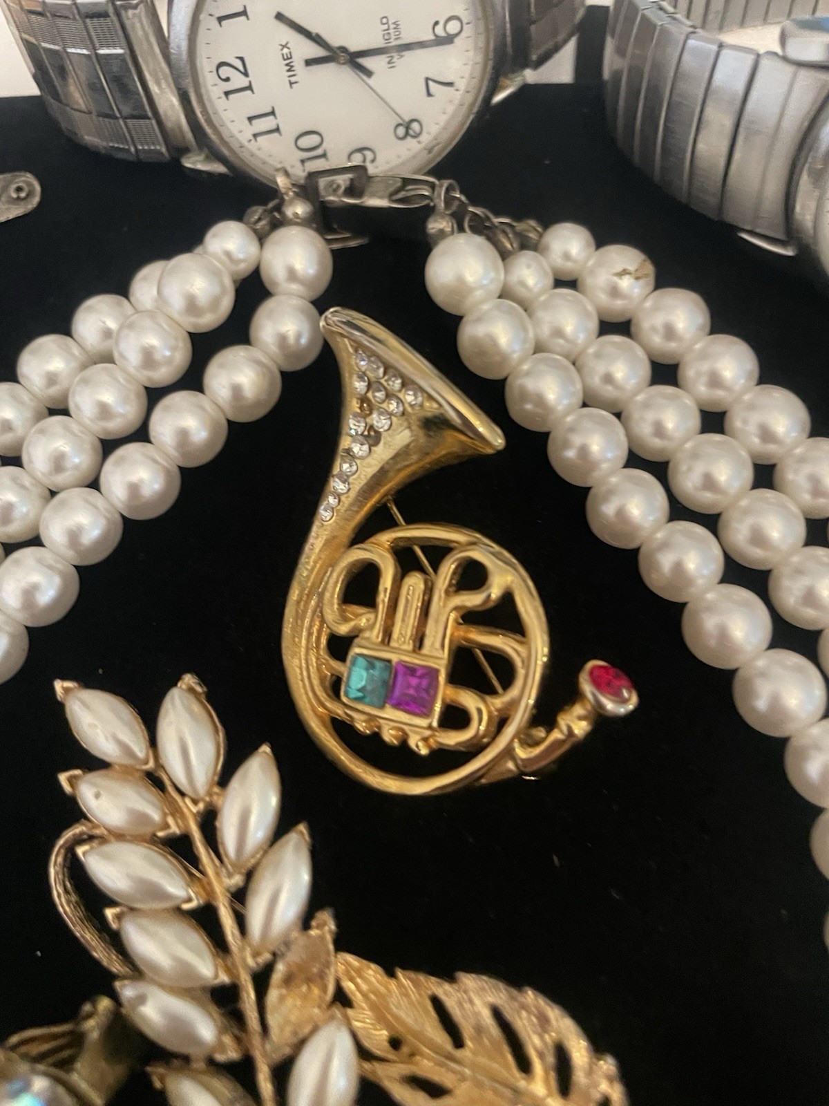 VINTAGE Junk Jewelry Lot FOR CEAFTS Some Signed Pieces Broken Singles Age Wear