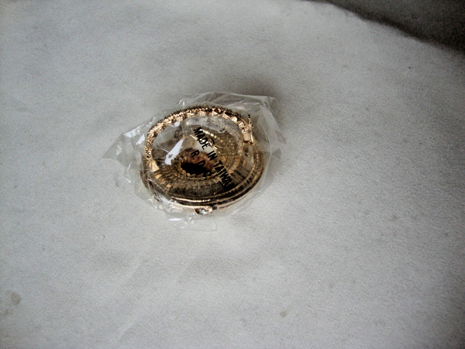 VTG HANDMADE NATURAL LACQUERED SEASHELL GOLD PLATED HINGED DRESS/SCARF CLIP