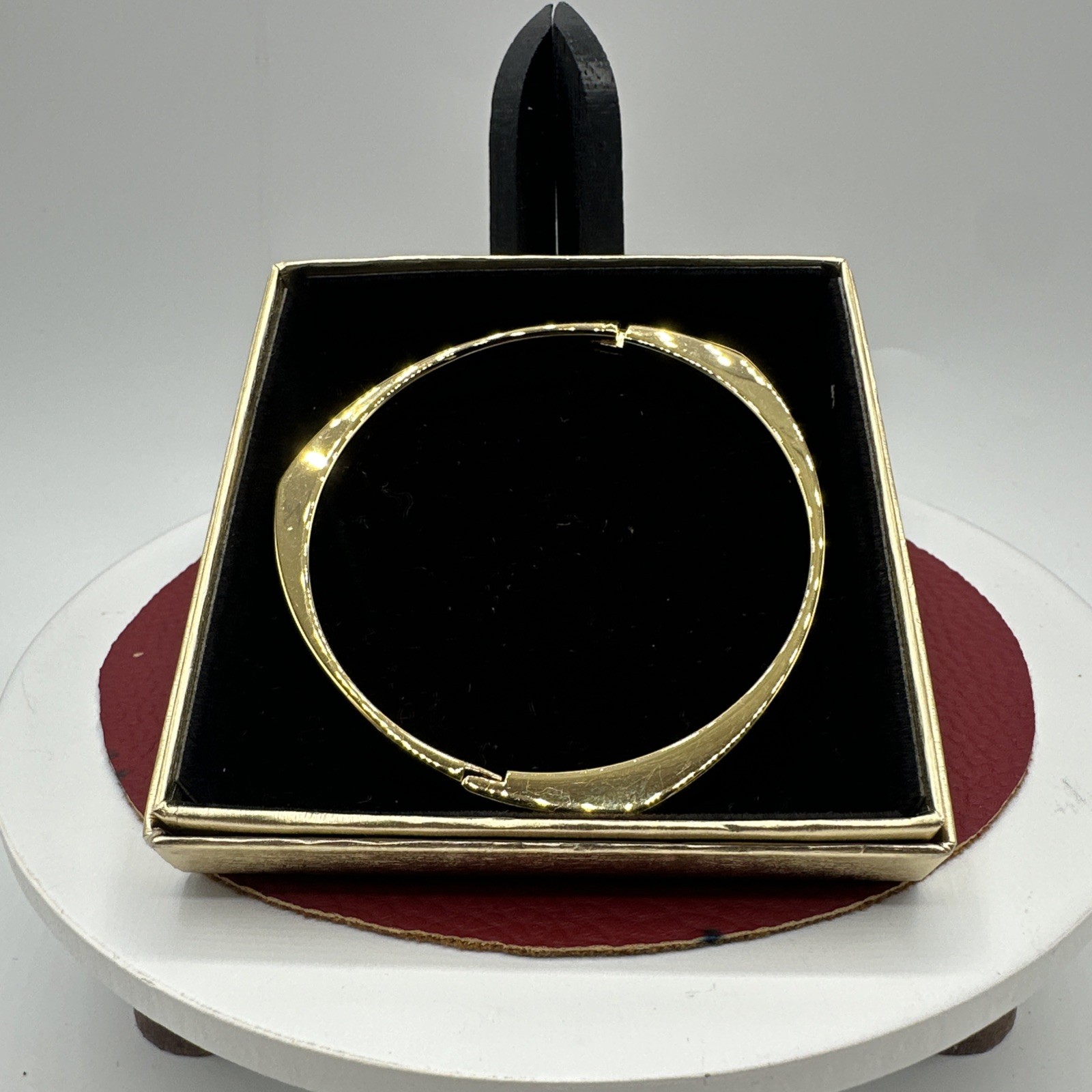 NWB Vintage GIOVANNI geometric gold toned bracelet. See pics.