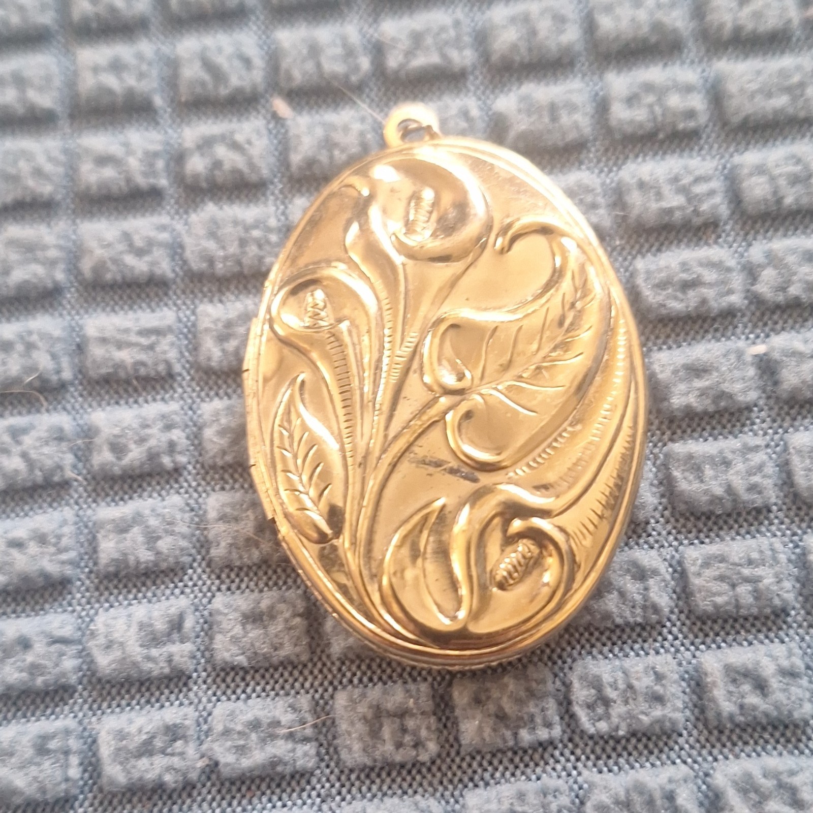 Gold Tone Oval Floral Engraved Photo Locket Pendant for Unisex Adults