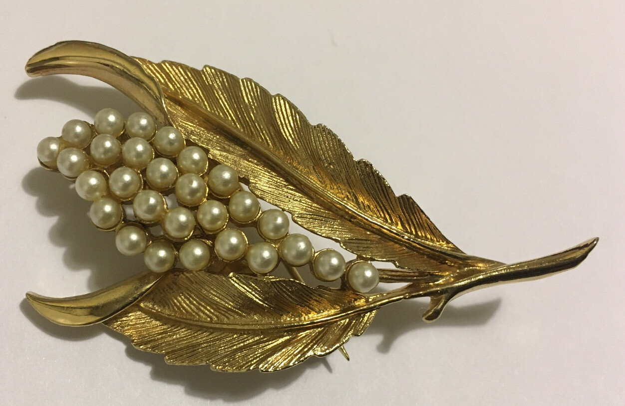 vintage Flower brooch. Gold Tone. Pearl Imitation. Ideal Condition. 2.5”x 1.5”.w