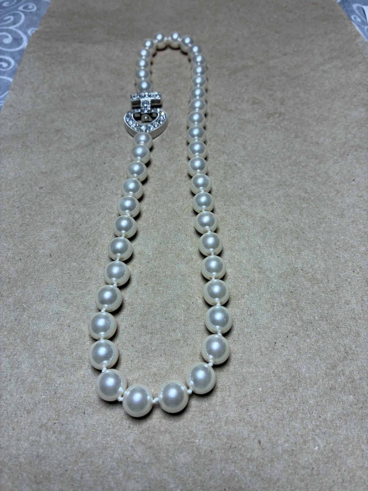 Gorgeous Glass Bead Necklace Rhinestone Filled Magnetic Heart Clasp 18″