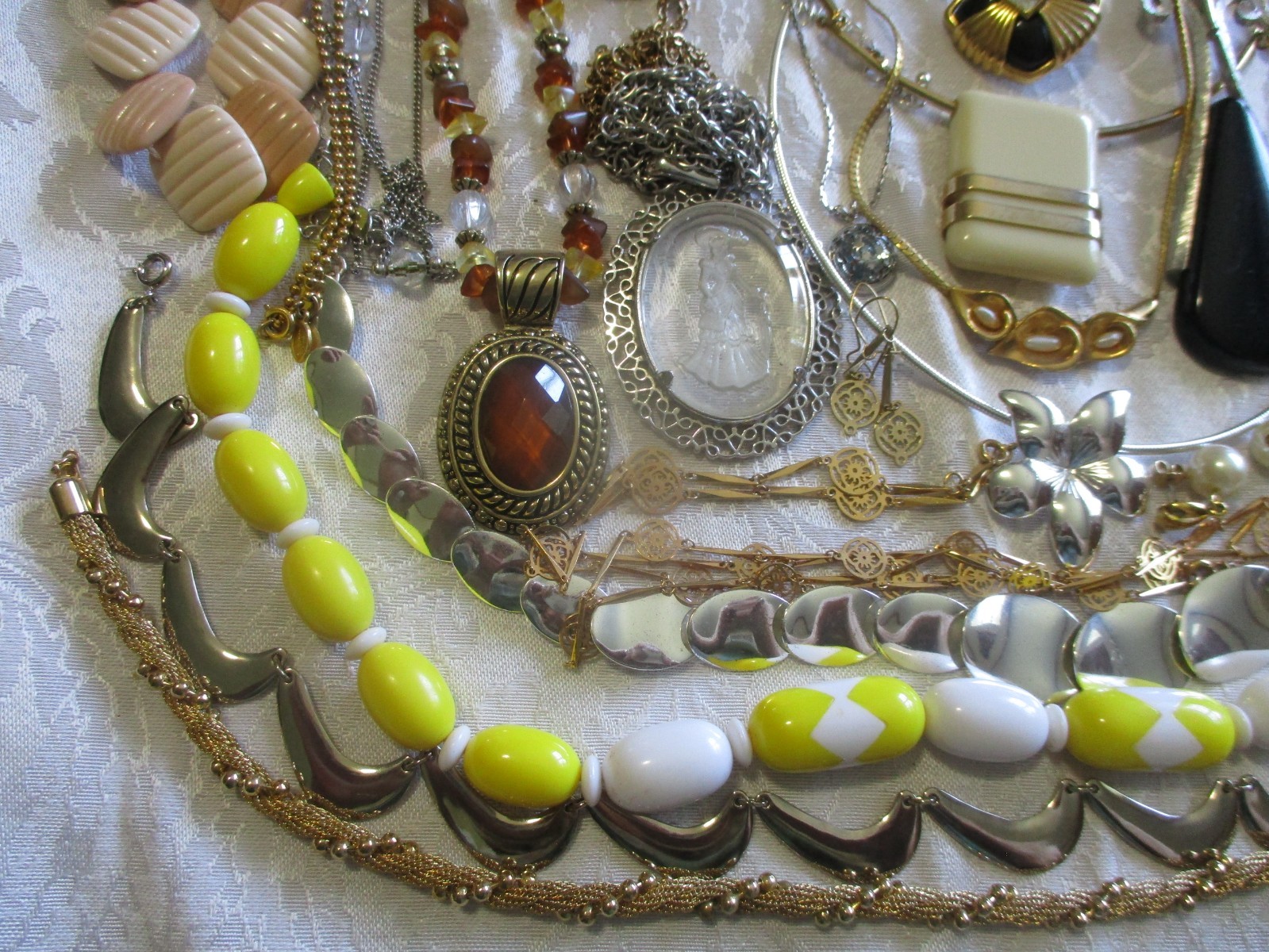 VINTAGE JEWELRY LOT 50 ALL SIGNED AVON NECKLACE BRACELET BROOCH PIERCED EARRINGS
