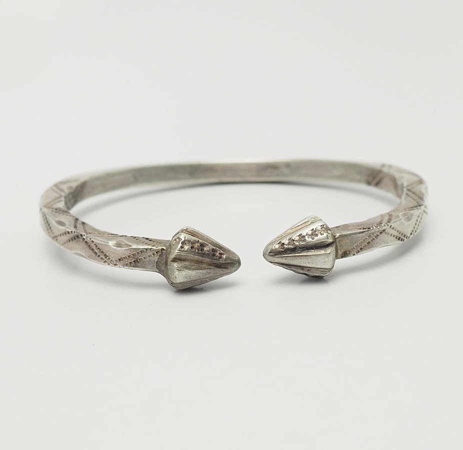 Heavy Caribbean ethnic traditional sterling silver cocoa pod signed bracelet