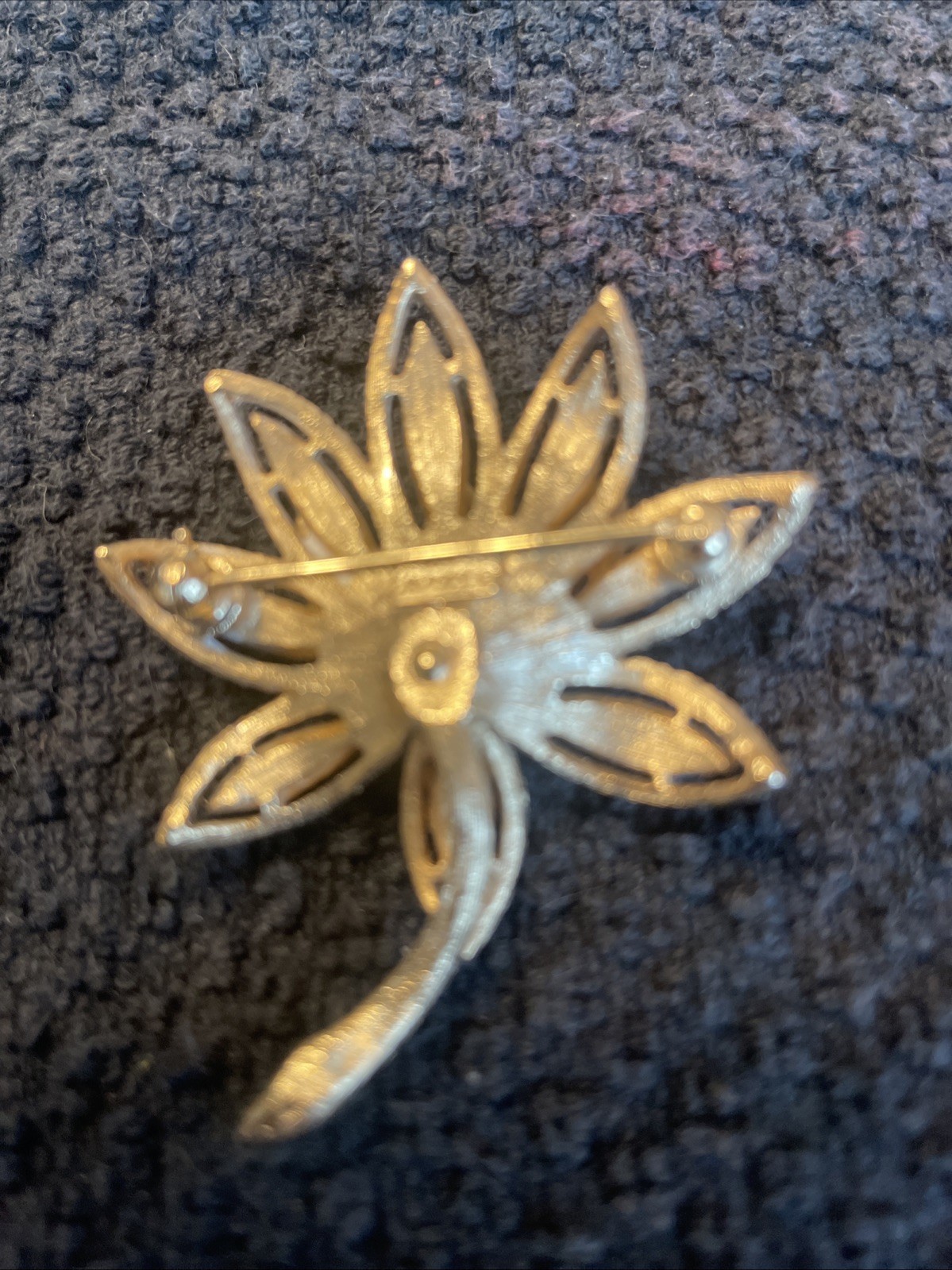 Avon Vintage Flower Pin Brooch Brushed Gold Tone Retro 1970d