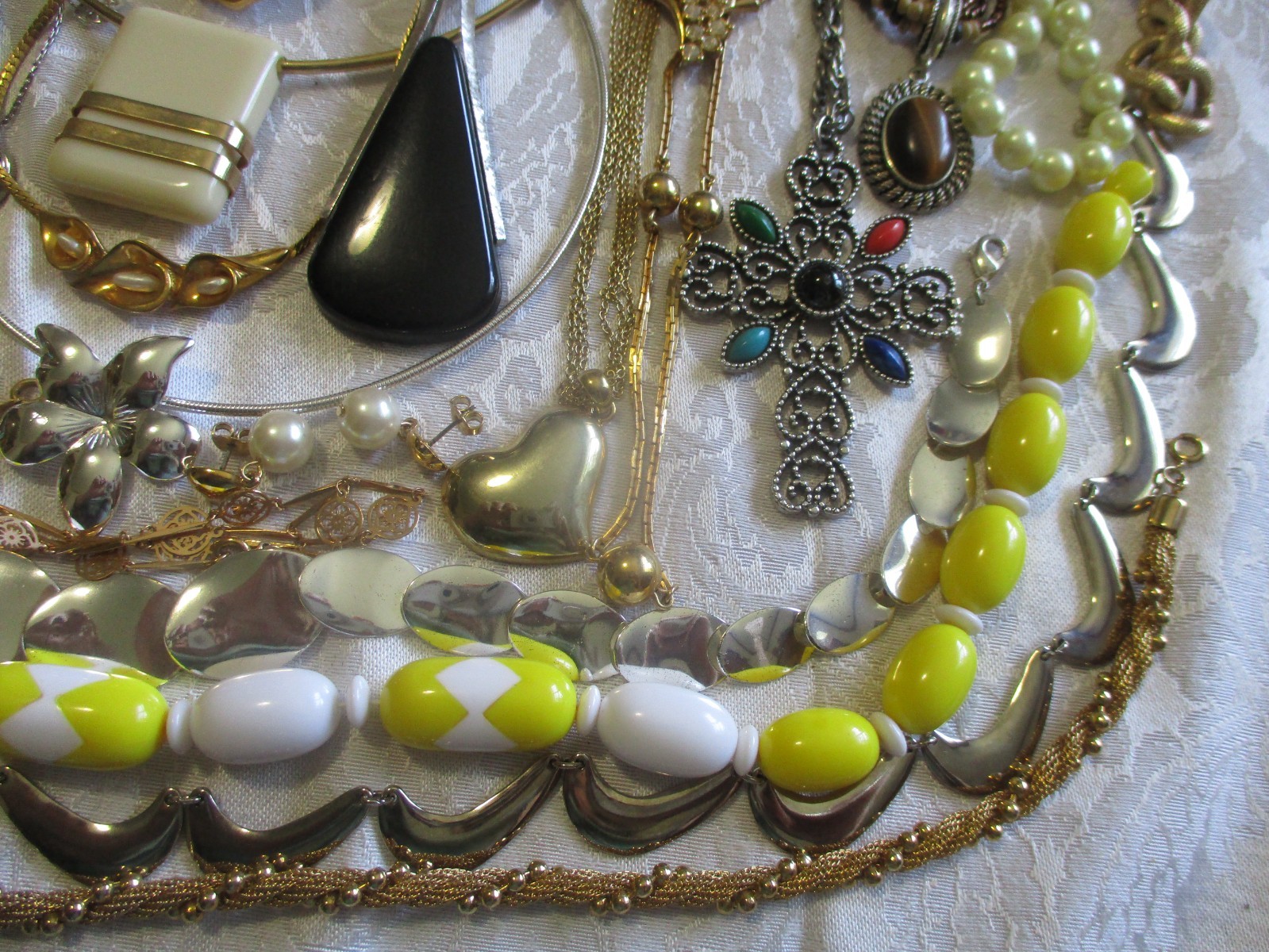 VINTAGE JEWELRY LOT 50 ALL SIGNED AVON NECKLACE BRACELET BROOCH PIERCED EARRINGS