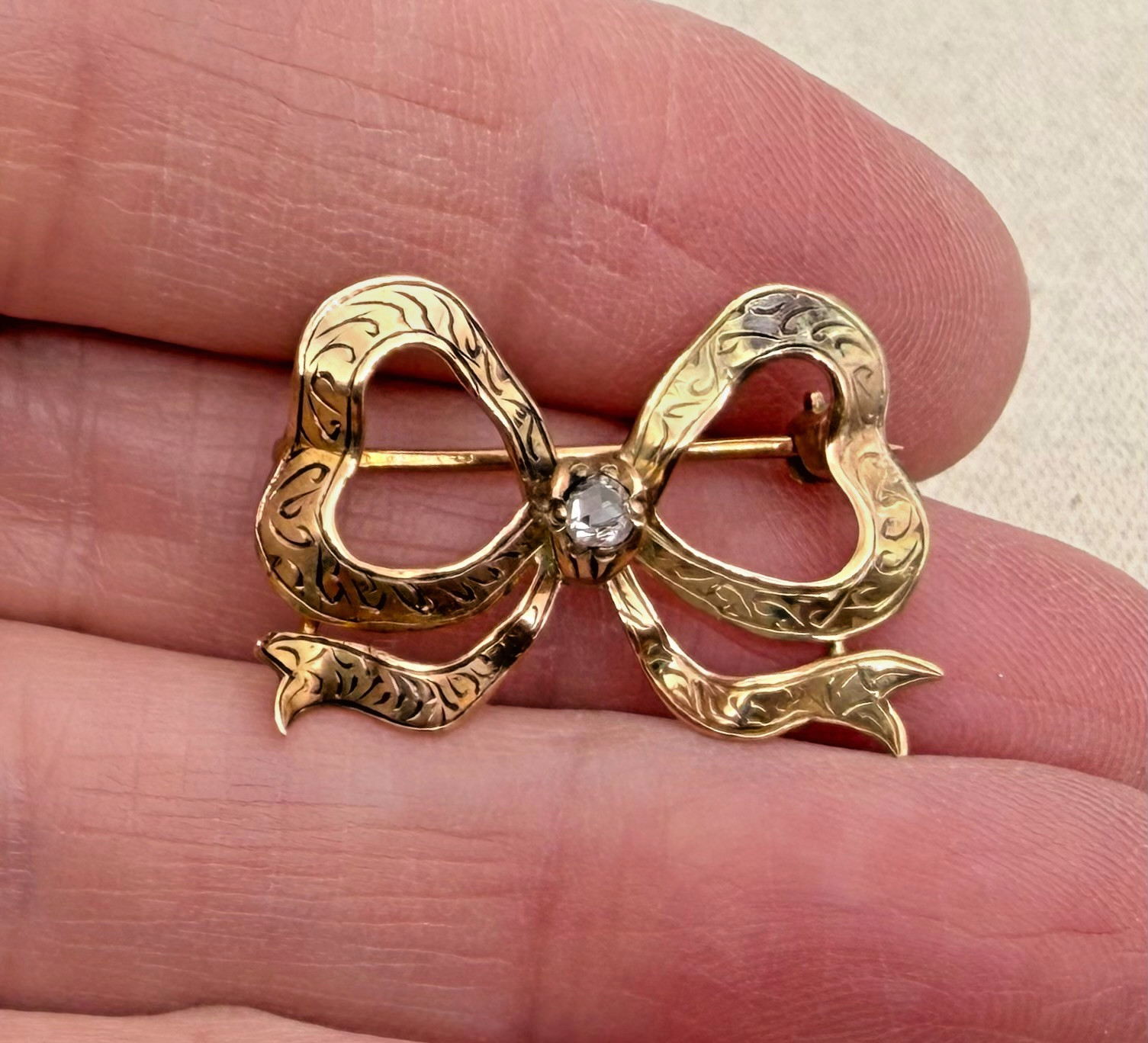 Antique Victorian 10K Gold Engraved Bow Brooch Pin w/ Rose Cut Diamond – 1.84g