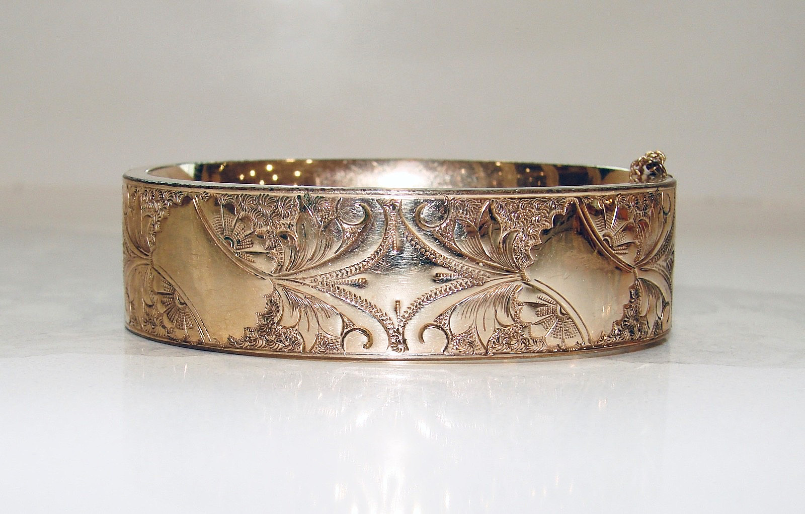 S.B. CO STANDARD BUTTON CO. GOLD FILLED BANGLED ETCHED BRACELET HINGED .75″ WIDE