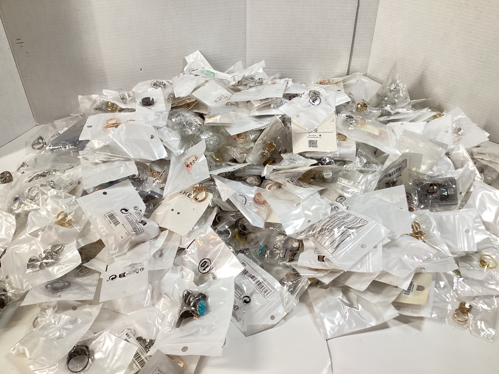 1lb Unsorted Modern Costume Rings Jewelry (M/F) Many Sizes Designs